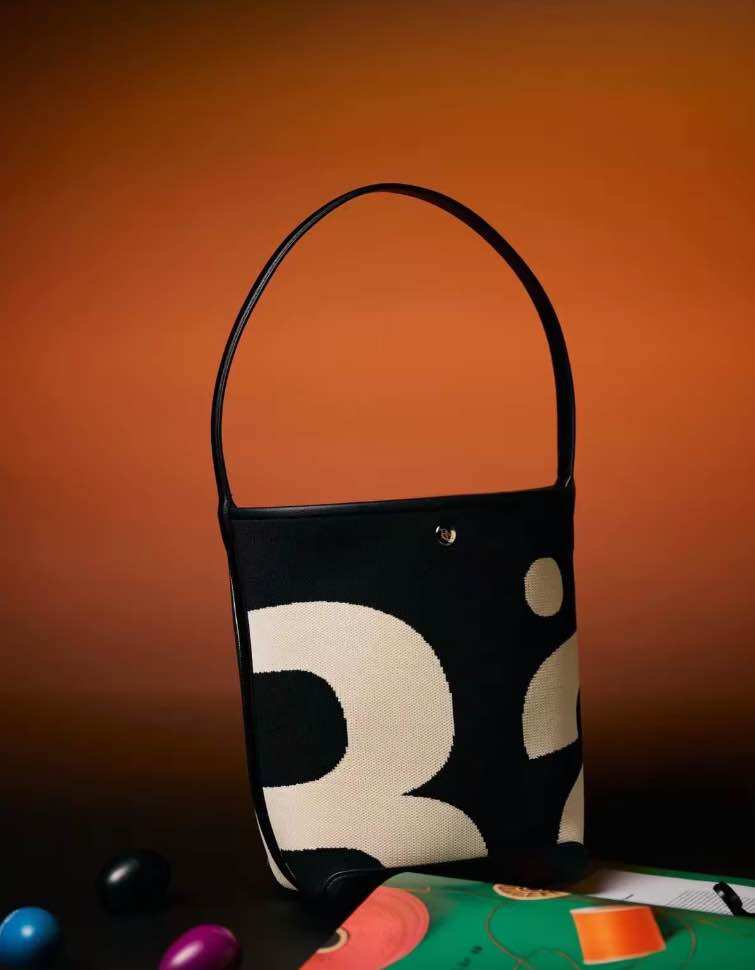 Rally The Bag Black - กระเป๋าทรง Bucket ทอลายโลโก้ ราคา 6,090 บาท*ส่งฟรี