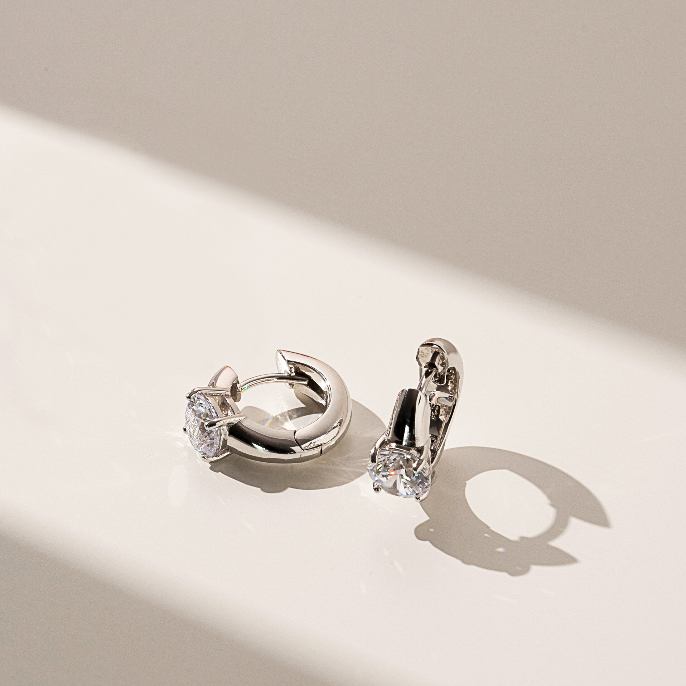 Glintz Astrid Round Drop Diamond Huggie Earrings ราคา 2,900 บาท*ส่งฟรี