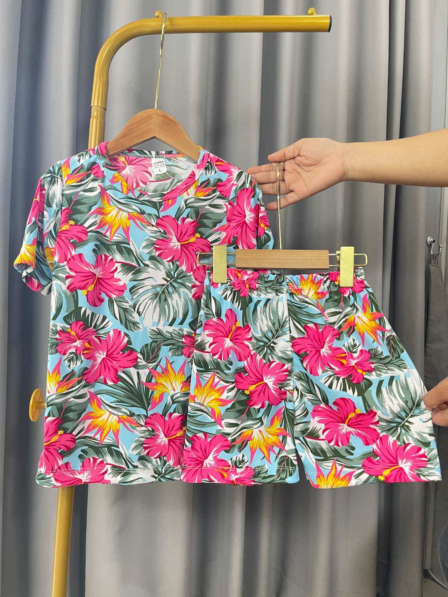 ชุดเด็ก ลายดอกชยอด ลายสงกรานต์ แขนสั้นขาสั้น ผ้าไมโคร นิ่มบางเบาใส่สบายสีสดซักง่ายสีไม่ตก(ส+ส)ดอกชบาใหญ่ ราคา  69 บาท*ส่งฟรี