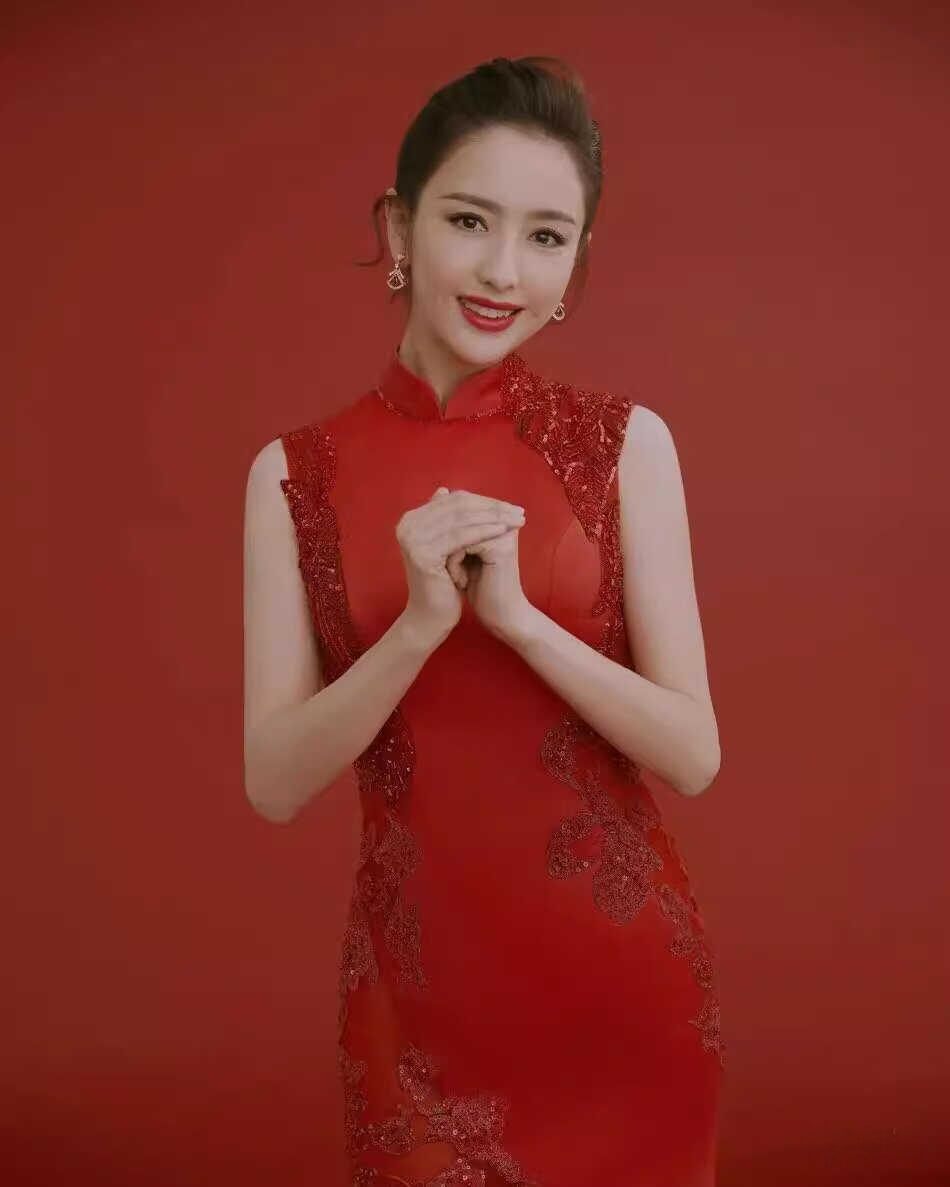 ชุดกี่เพ้าสีแดงสำหรับเจ้าสาว ชุดราตรีคอตั้ง เดรสยาวแขนสั้น สไตล์หรูหรา ชุดราตรีสำหรับงานแต่งงาน ชุดกี่เพ้าจีน ราคา  173,348 บาท*ส่งฟรี
