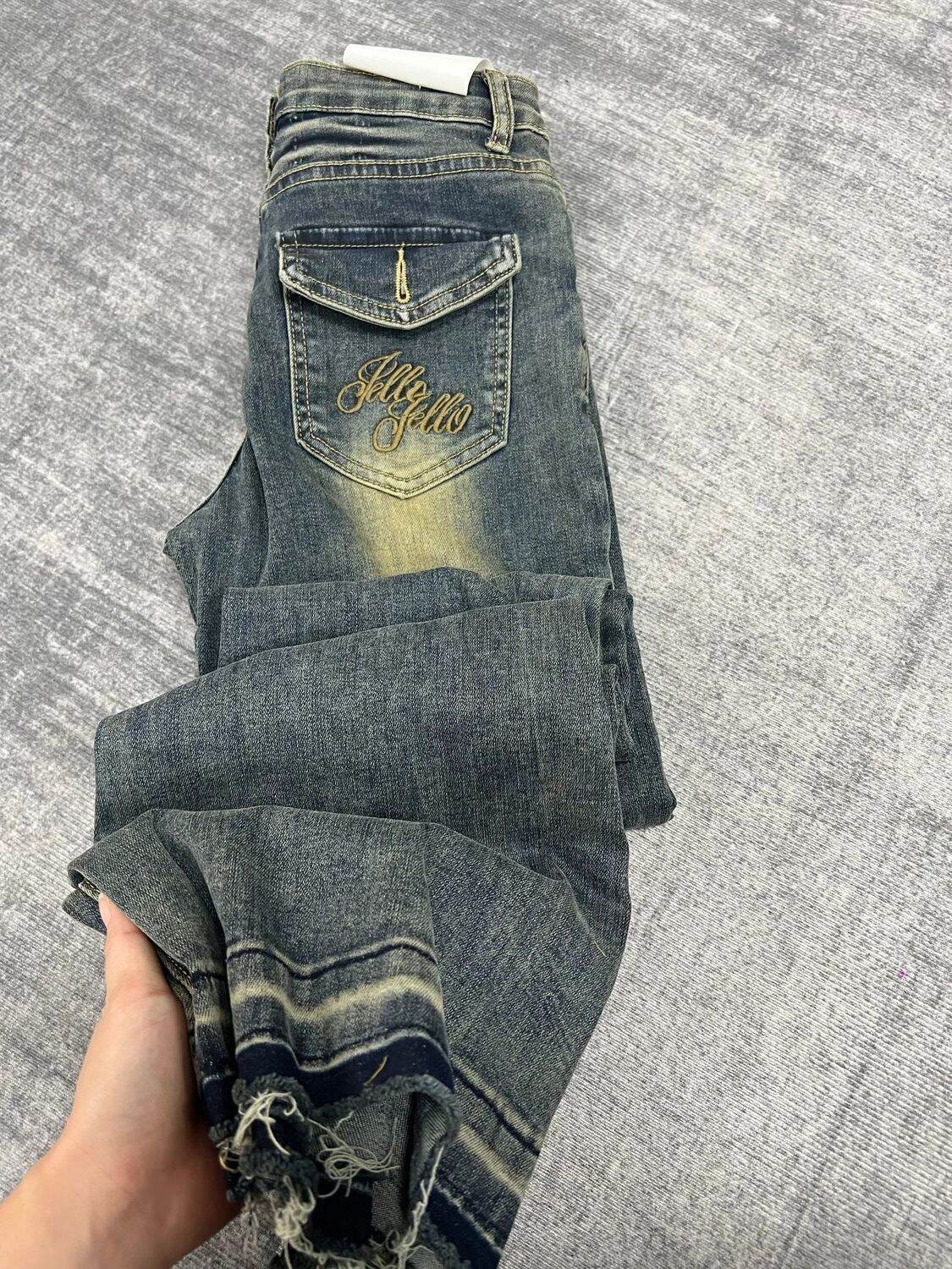 กางเกงยีนส์ขาม้าปักลายแนวไฮสตรีทสไตล์อเมริกันไซส์ใหญ่กางเกงทรงกระดิ่งเอวสูงผ้ายืดเข้ารูปออกแบบพิเศษแนววินเทจใส่แล้วดูผอมเพรียวสำหรับผู้หญิง ราคา  377 บาท*ส่งฟรี