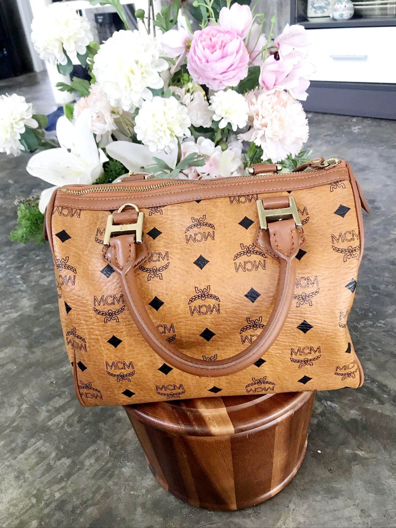 กระเป๋า MCM ทรงหมอนมีสายยาวมือสองของแท้100% สภาพสวยมาก - ยี่ห้อ MCM ราคา 5,900 บาท*ส่งฟรี