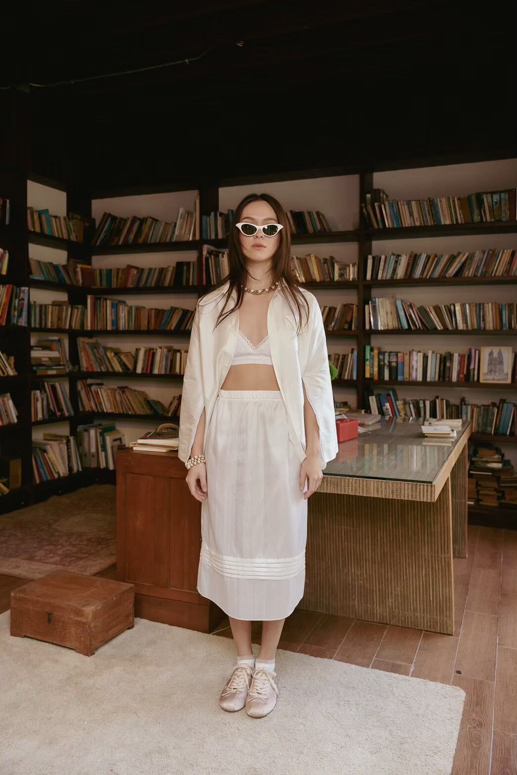 Tutti Reader Silk Skirt, White and Black, Made from Silk, Stretchable Waist, Slightly Expandable. Ruffle Details at the Hem Add to the Beauty. ราคา 3,750 บาท*ส่งฟรี