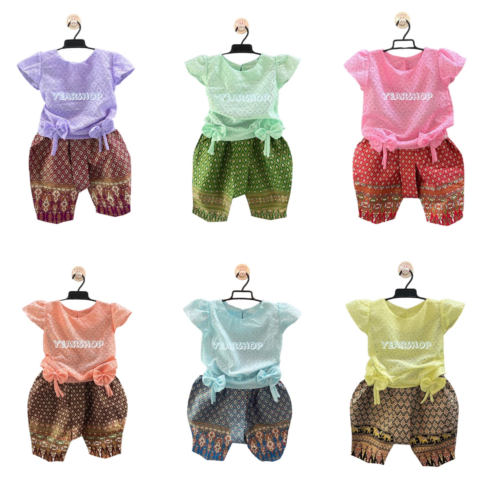 ชุดไทยใส่ไปโรงเรียนเด็กผู้หญิง ชุดไทยเด็กผู้หญิง ใส่สงกรานต์ ใส่ลอยกระทง เสื้อลูกไม้ (รุ่นโบว์คู่)+โจงกระเบนพิมพ์ทอง ราคา  279 บาท*ส่งฟรี