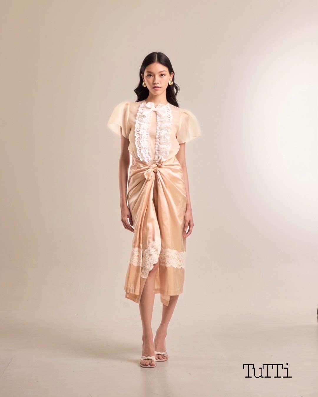 Tutti Truly Thai Look Mai Top เสื้อแขนสั้น ทำจากผ้าแก้ว มีดีเทลผ้าลูกไม้ระบายด้านหน้า สีขาว สีเบจ ใส่ไปงาน ใส่ทำบุญ คลาสสิค เสื้อผ้าสตรี ราคา 2,750 บาท*ส่งฟรี