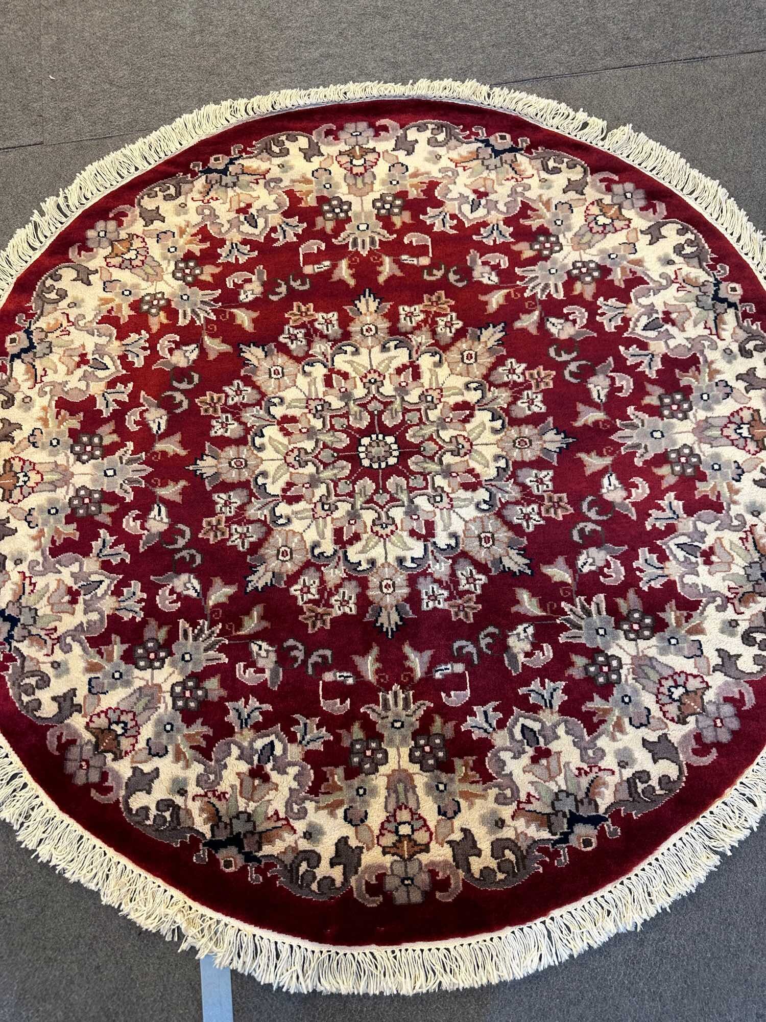 "Exquisite Elegance: Handmade Persian Isfahan Design round Carpet, Silk & Wool Blend, 4x4 ft, Crafted with Precision in Pakistan." ราคา  19,995 บาท*ส่งฟรี