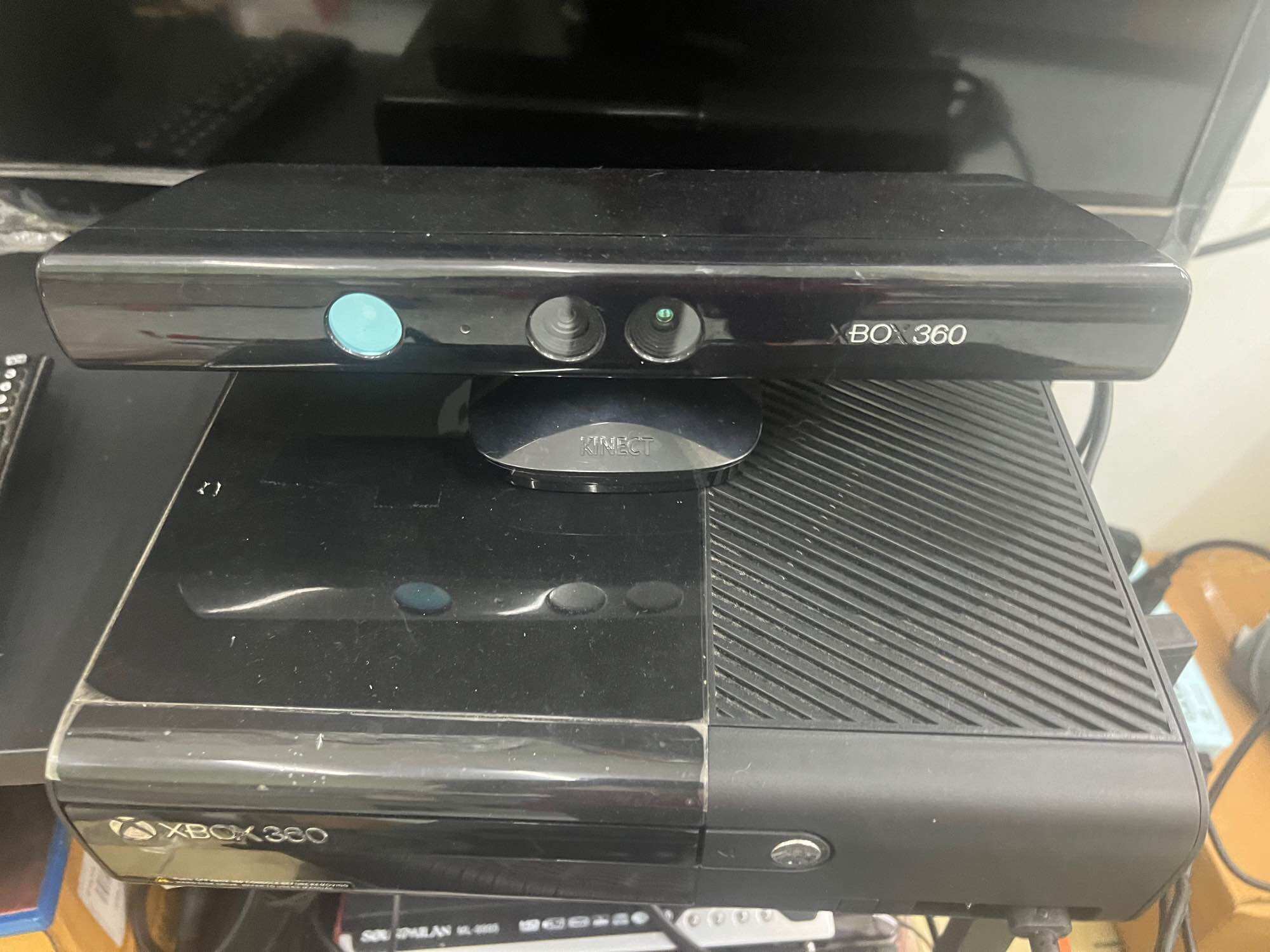 Xbox360มือสอง แปลงRGH พร้อม kinectมีเกมส์ในตัวเกมส์ส่วนมากเป็นเกมส์ kenect ออกกำลังกาย มีกล่องอุปกรณ์ครบ ลูกค้าสามารถเลือกเกมส์ลงได้สินค้าพรีออเดอเพราะต้องลงเกมส์ ราคา 5,500 บาท*ส่งฟรี