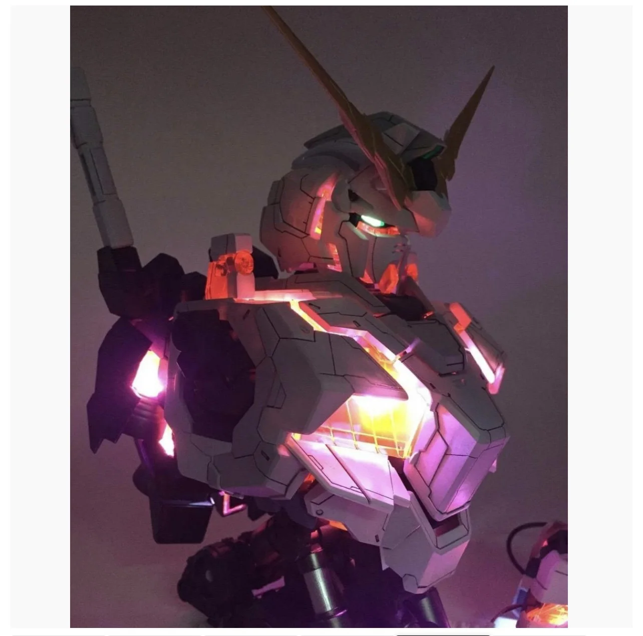 หุ่นยนต์ 1/35 RX-0 Unicorn Gundam Head Bust (Red psycho frame) + LED [Yihui]