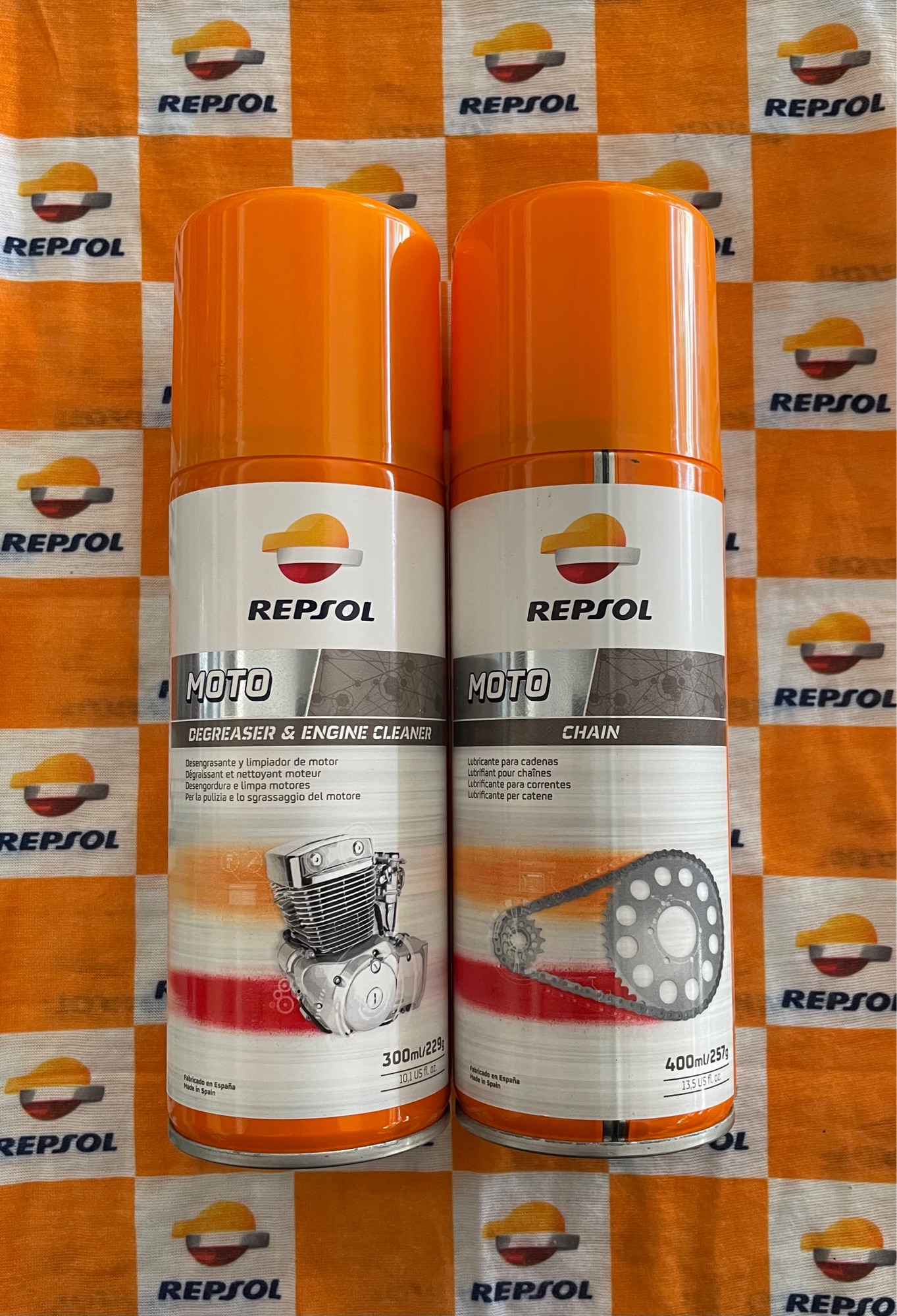 แพ็คเกจคู่ Repsol MOTO CHAIN & Repsol Degreaser & Engine Cleaner REPSOL สเปรย์ ทำความสะอาด เครื่องยนต์ คราบน้ำมัน โซ่ และ สเปรย์หล่อลื่นโซ่ แบบแว๊กซ์(ไม่ใช้จาระบีขาว)MOTO CHAIN ปริมาตร 400ml