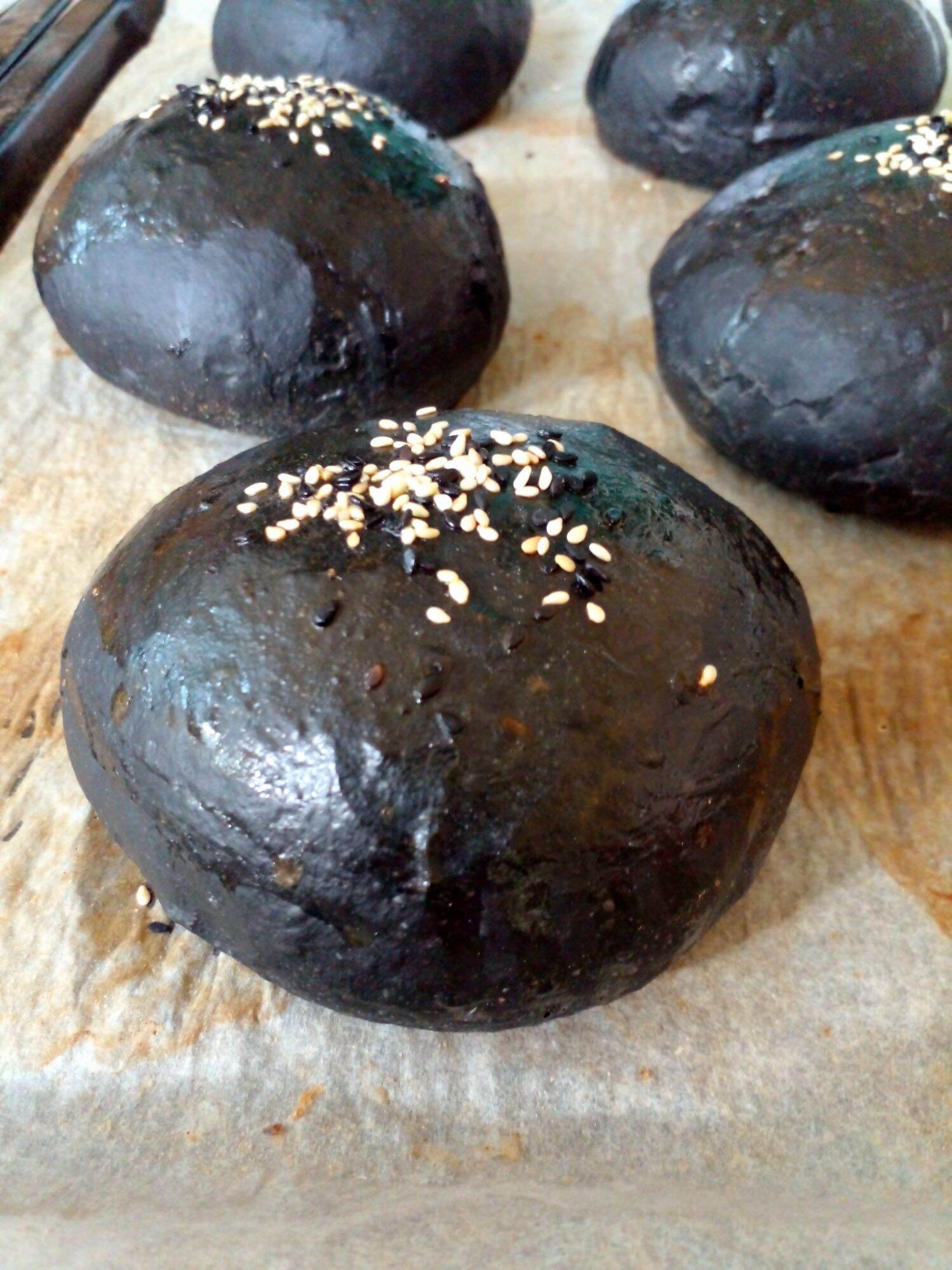 Charcoal Burger Buns 90g (4 ชิ้น) ขนมปังชาโคลเบอร์เกอร์บัน นุ่มๆ