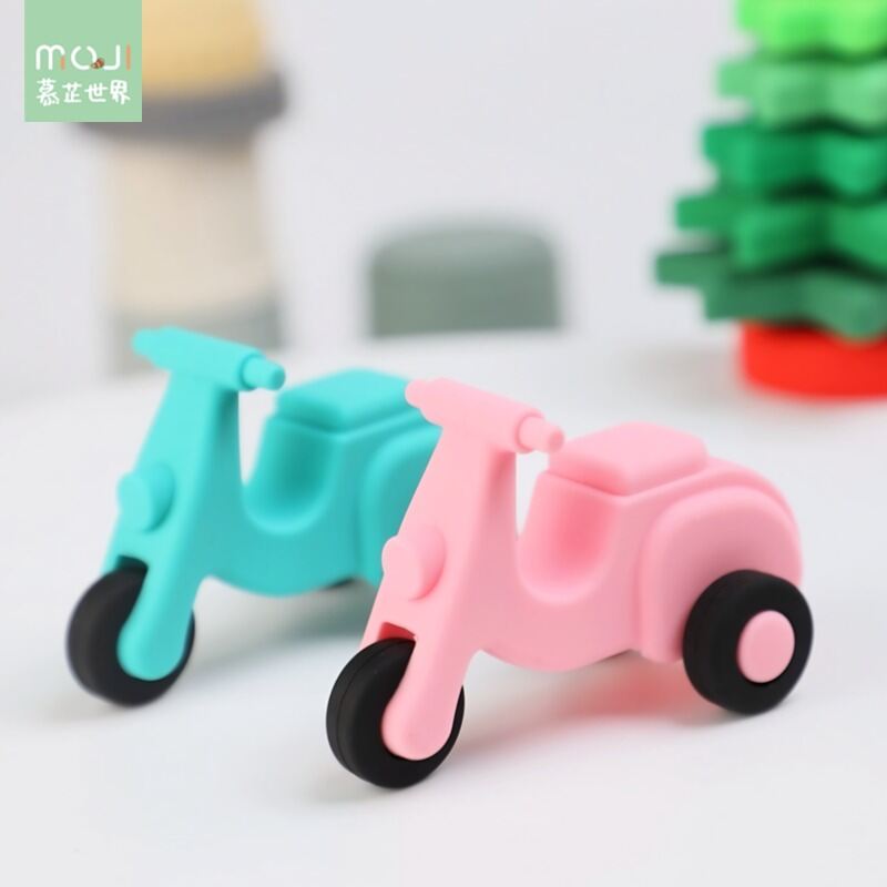 Silicone Three-Wheel Sliding Car Toy for Toddlers Soft Skin-Friendly Teething Quiet Vehicle Airplane Toy for Baby Crawling