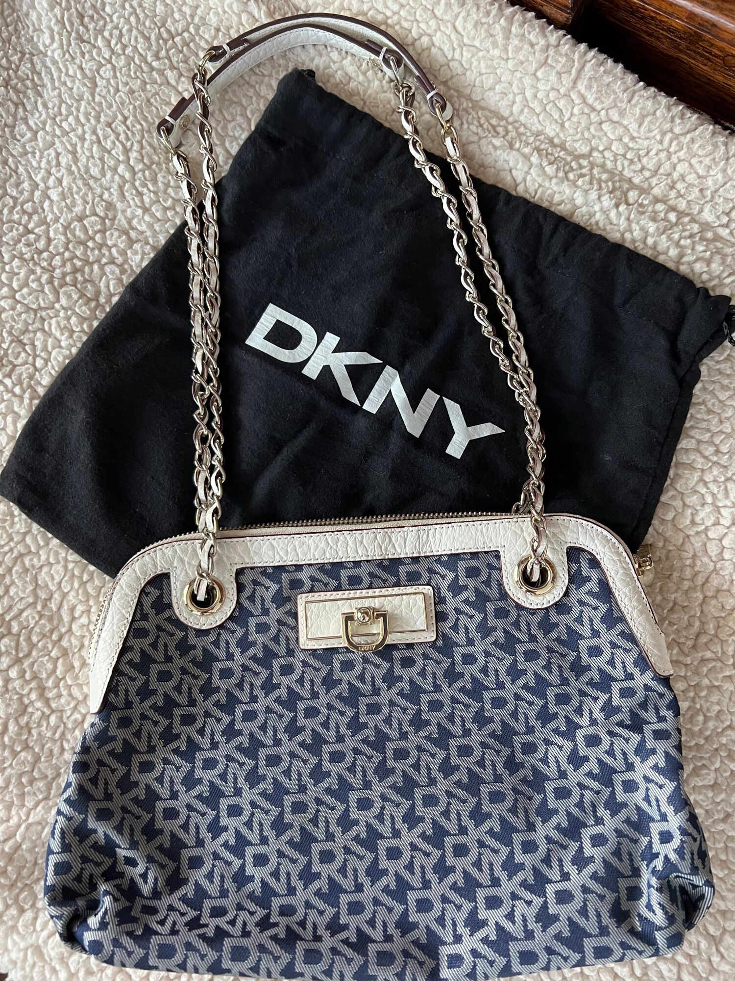 DKNY Lisa Pochette Tracolla In Pelle Martellata Con Dettaglio Snake – Borsa Da Giorno E Da Sera, Chiusura Magnetica