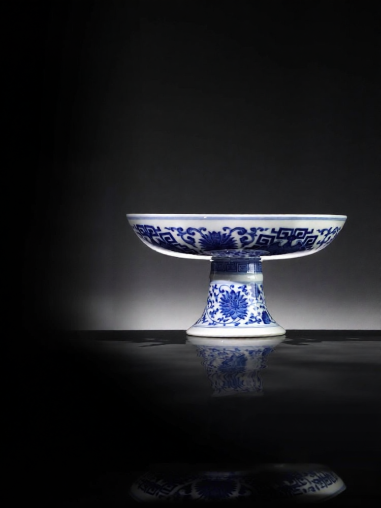 JINGDEZHEN | Vintage-style Handcrafted Blue-and-White Ceramic Decorative Plate ราคา 35,071 บาท*ส่งฟรี