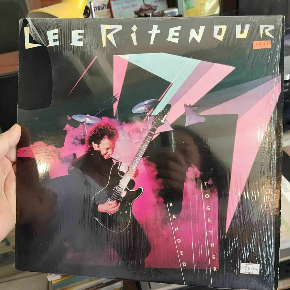 แผ่นเสียง Lee Ritenour : Banded together  แผ่น+ปก vg++ ถึง nm