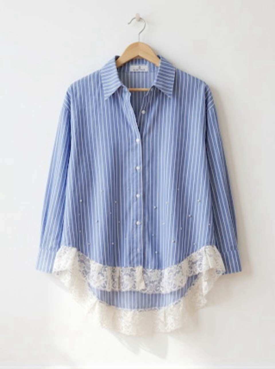 [Ready to Send] the B.Contrast Signature Shirt, Oversized Striped Shirt, Embroidered with Pearls, and Luxurious Openwork Lace Hem. ราคา 790 บาท*ส่งฟรี