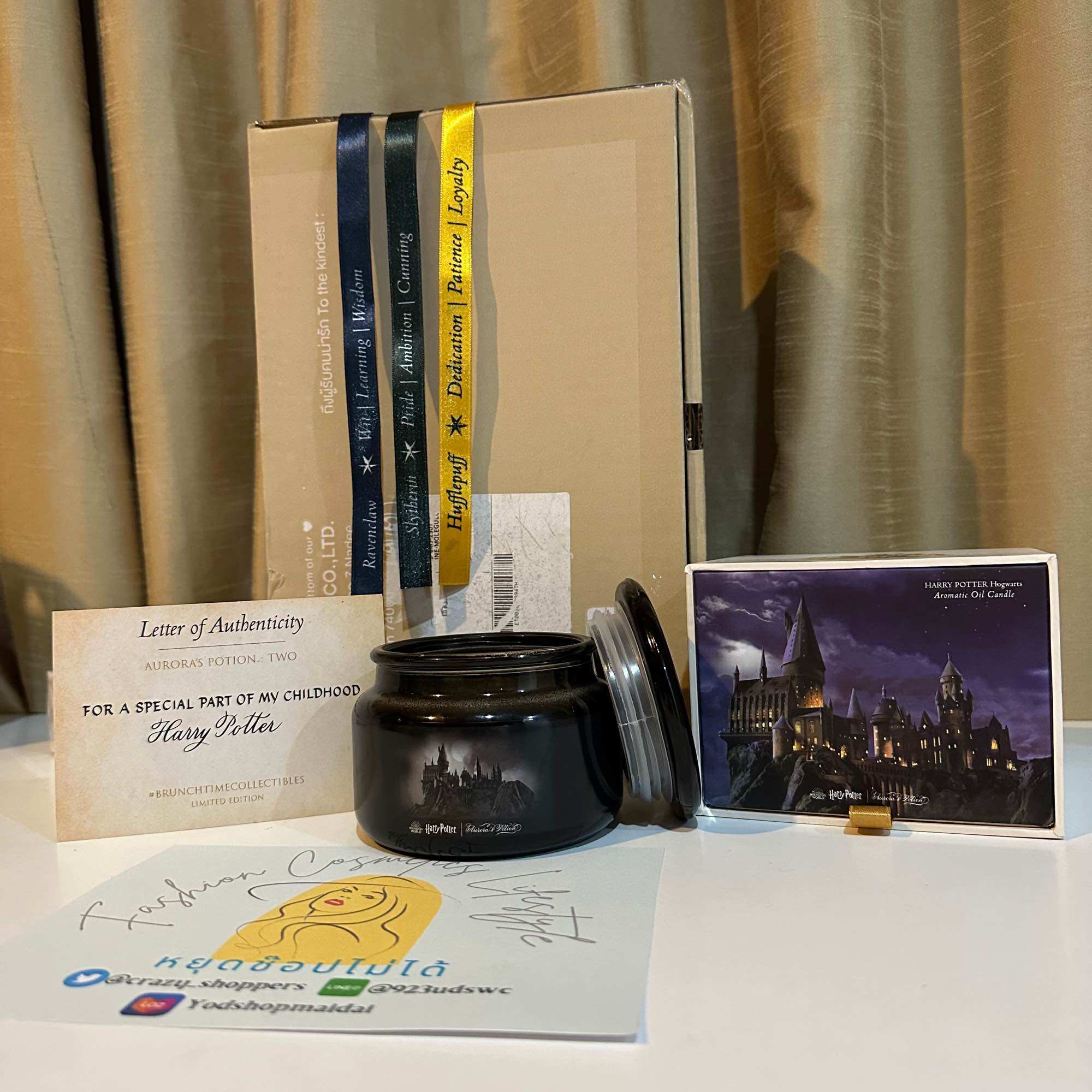 🔥พร้อมส่ง Limited หายากมาก มีชิ้นเดียวจ้า เลือกโบว์ได้จ้า🔥 Harry Potter Hogwarts Aromatic Oil Candle เทียนหอม กลิ่น ปราสาทฮอกวอตส์ เวทมนตร์ โรงเรียนคาถา พ่อมด แม่มด อบอุ่นยามค่ำคืน Aurora s Potion Home to my heart moleculogy slytherin ravenclaw hufflepu ราคา 50,000 บาท*ส่งฟรี