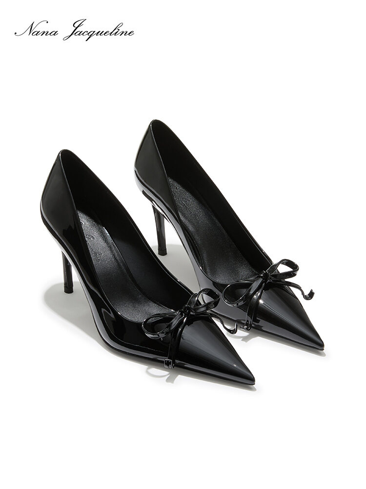 รองเท้าส้นสูง NanaJacqueline หัวแหลม ผูกโบว์ หนังกลับ ทรงหัวมน สำหรับผู้หญิง รองเท้าส้นสูงแบบสวม สไตล์หวาน ฤดูใบไม้ผลิและฤดูร้อน ราคา  29,918 บาท*ส่งฟรี