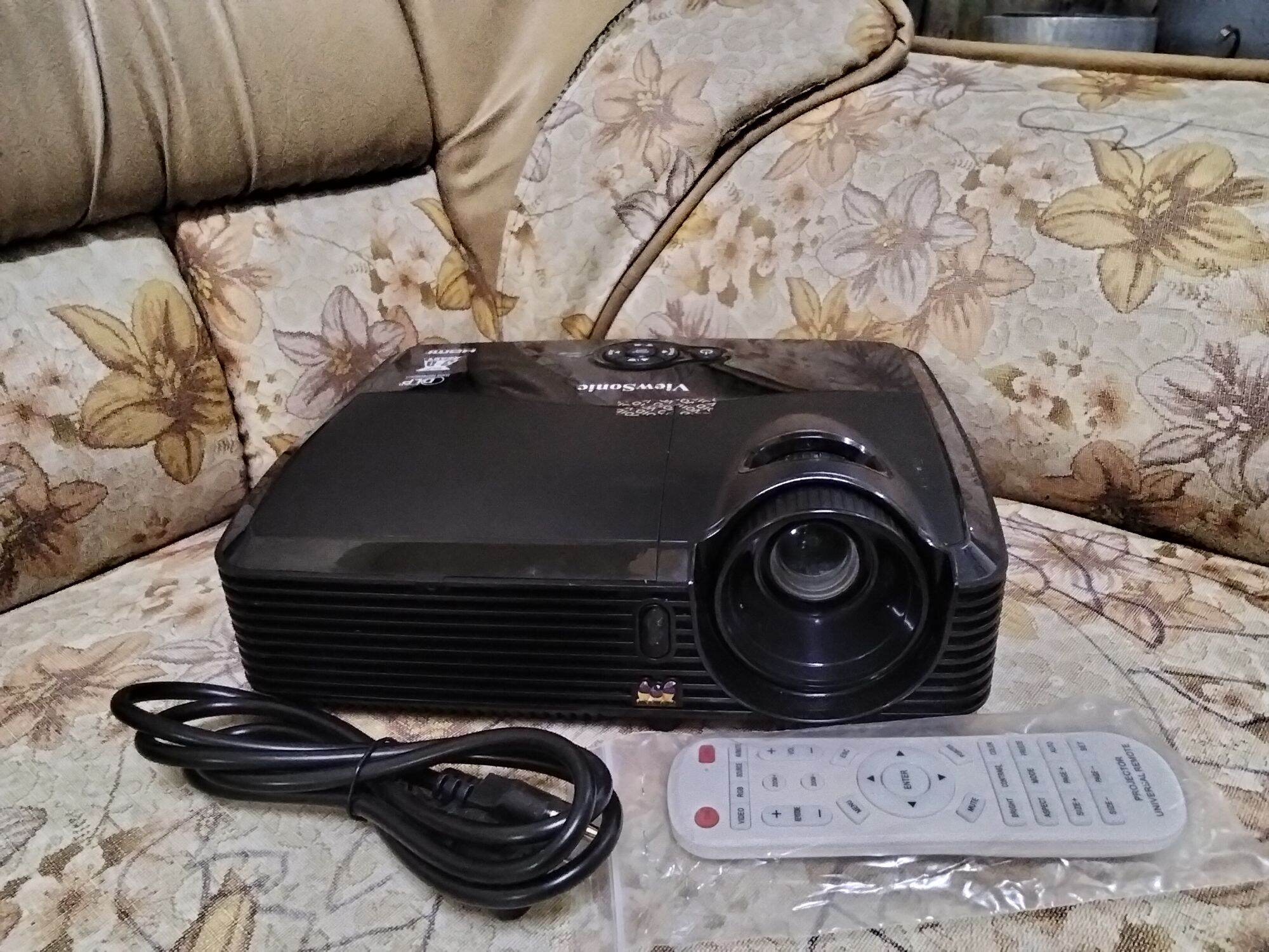 Viewsonic Projector Sonic Pjd 5233/2700 Lumens, the Light Is Still Strong, Can Be Used Normally, Has a Built-In HDMI Port, Comes with a Remote Control. ราคา 2,690 บาท*ส่งฟรี