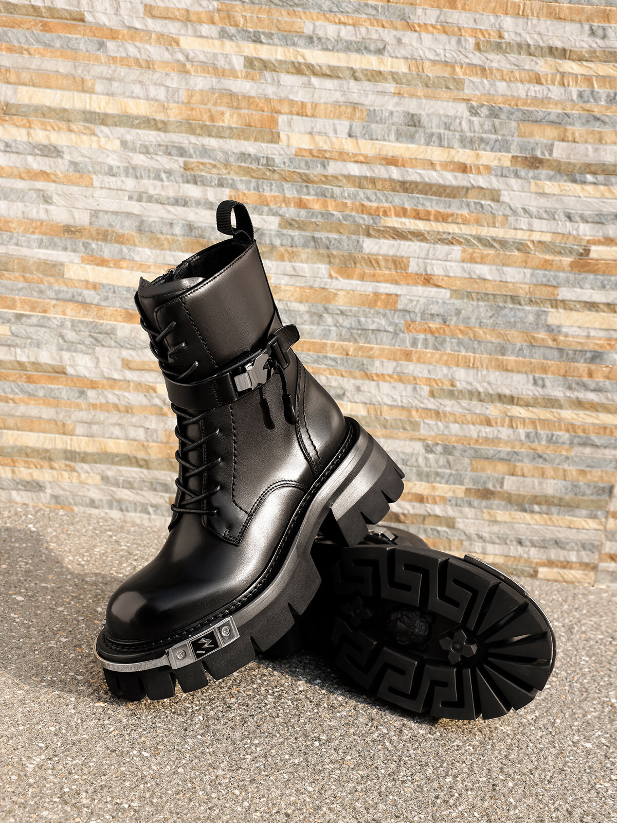 HAOYASENNU | Round Toe Leather Short Boots Black Thick Sole Motorcycle Boots ราคา 9,733 บาท*ส่งฟรี