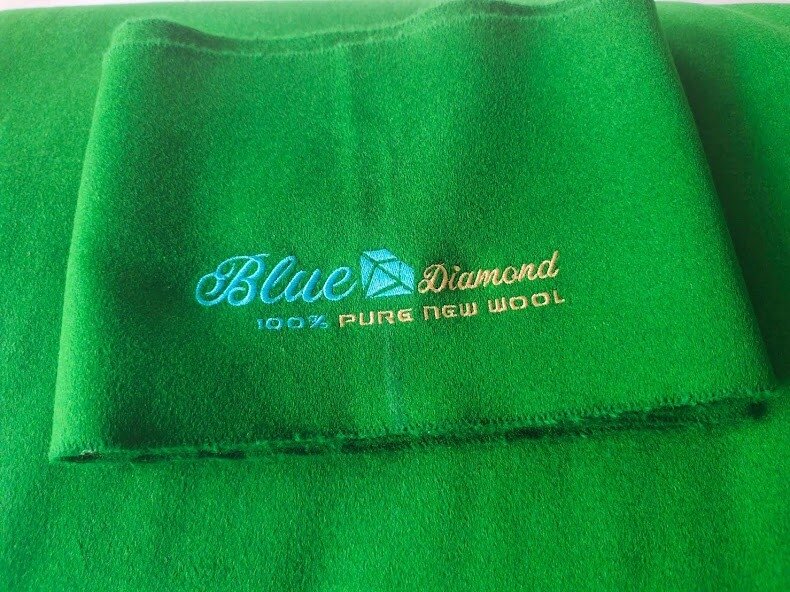 ผ้าสักหลาด Blue diamond พร้อมผ้าชิ่ง เกรดย้อนขน สีเขียวเข้ม เนื้อเนียนสวย ใช้ได้ทั้ง 2หน้า ขนาด 6x12 ฟุต สำหรับโต๊ะสนุ๊กเกอร์และโต๊ะพูล ราคา 4,500 บาท*ส่งฟรี