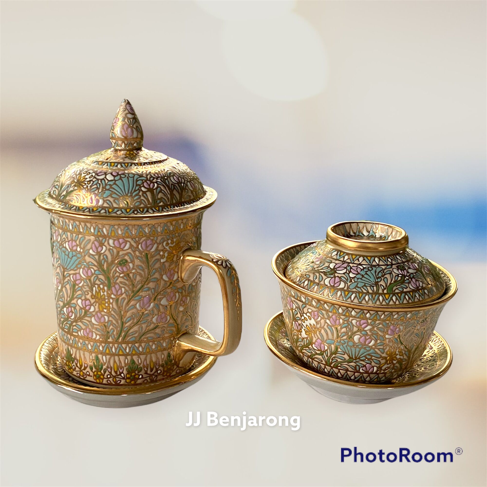 ชุดแก้วมัค 300 มล. และ ถ้วยนำ้ชาฝาปิด 200 มล. ลายไทยเบญจรงค์ Traditional Thai Mug (300 ml) and Traditional tea cup with lid (200 ml) handpainted by JJ Benjarong ราคา 1,900 บาท*ส่งฟรี