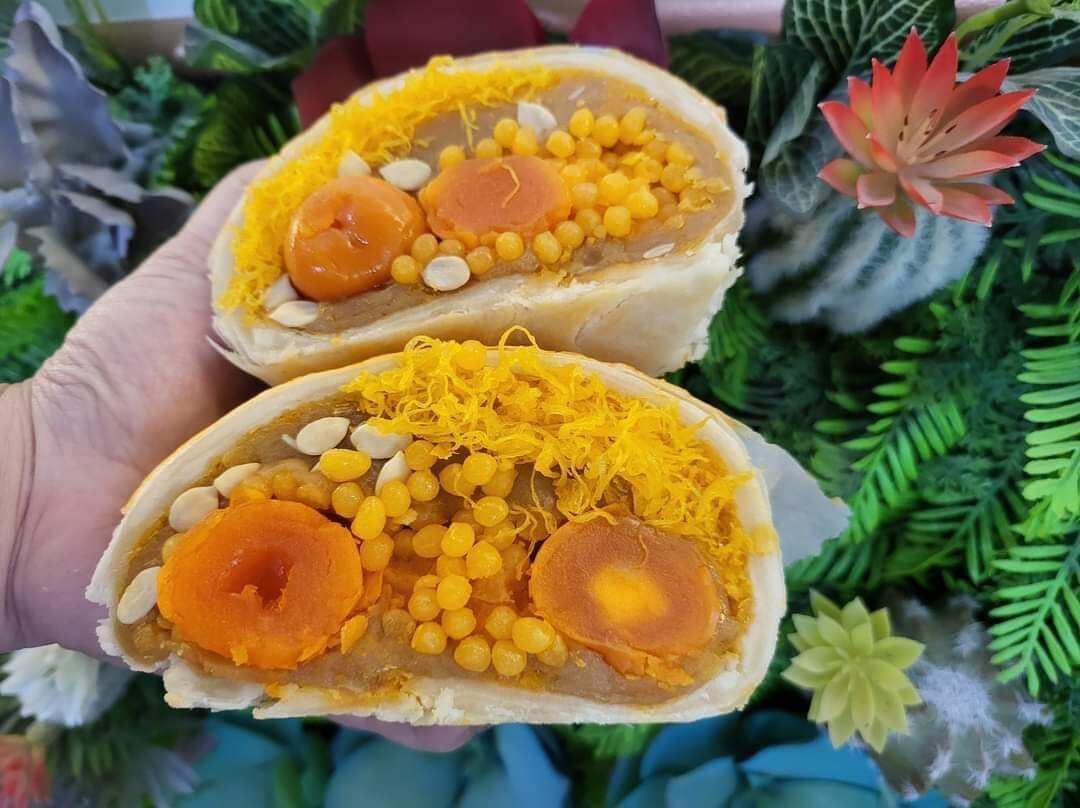 ขนมเปี๊ยะนมสดอร่อยซอย8 ไส้ทุเรียนฝอยทอง ทองหยอดจิ๋วไข่เค็ม ราคา 176 บาท*ส่งฟรี