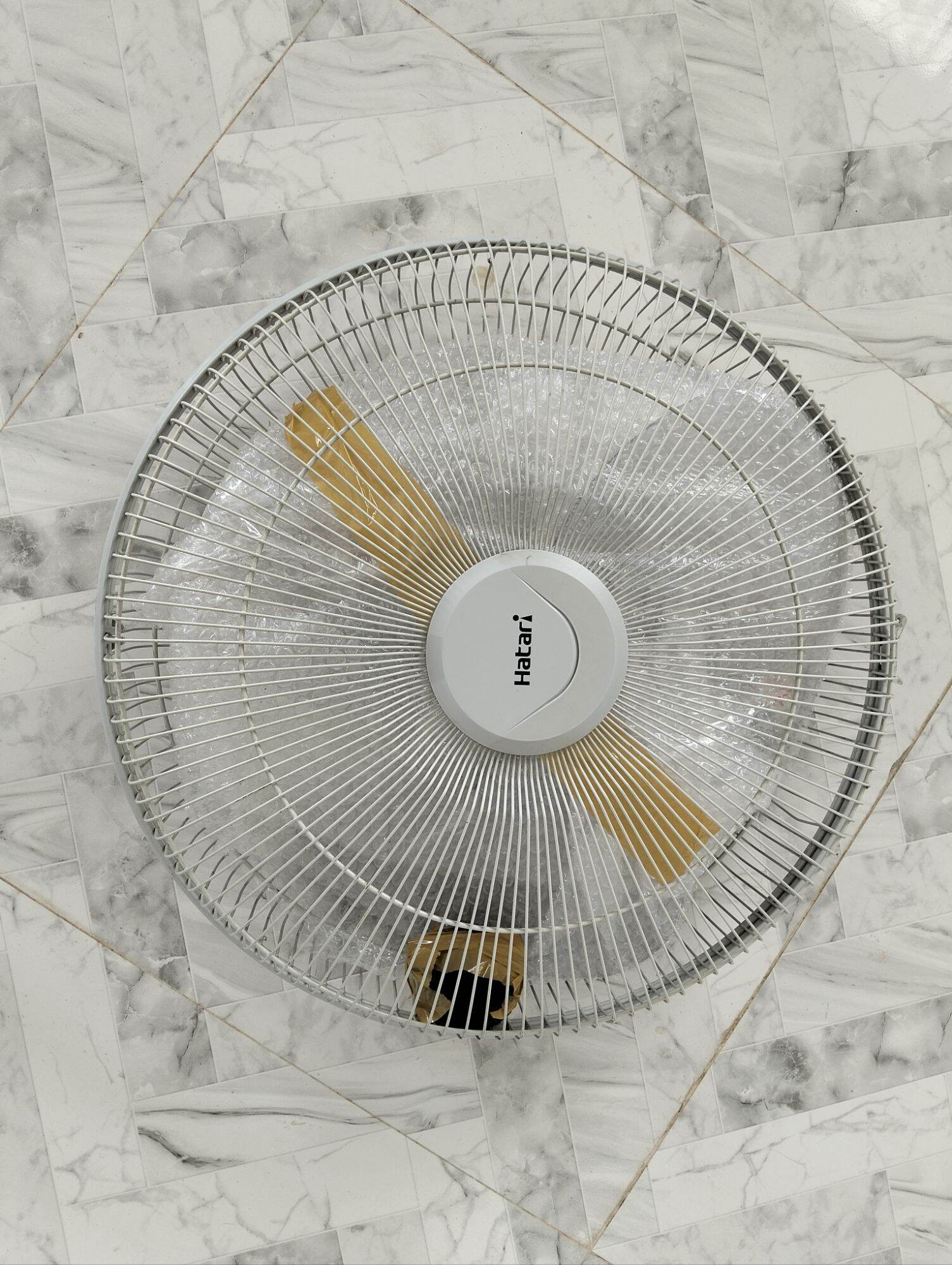 Hatari Fan Grill, 16 Inches, Second Hand, Assorted Colors, Complete as Shown in the Picture. ราคา 179 บาท*ส่งฟรี