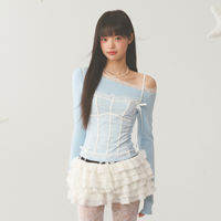 Weekend hub | เสื้อยืดแขนยาวสีฟ้าเปิดไหล่ เสื้อสองเลเยอร์ผ้าลูกไม้