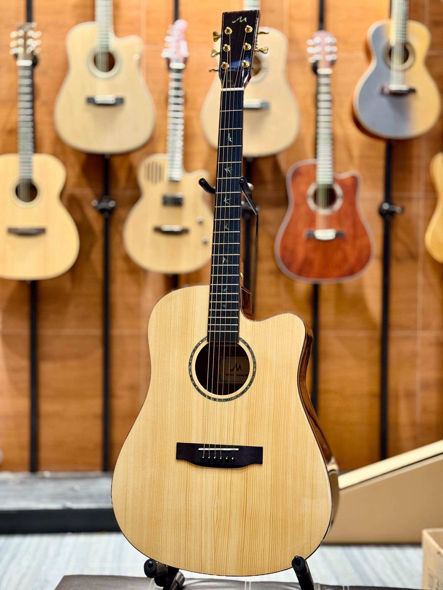 Most M-01 Top Solid Acoustic Guitar, Size 41 Inches, Small Neck, Easy to Play, Strong Body, Very Good Sound. ราคา 5,200 บาท*ส่งฟรี