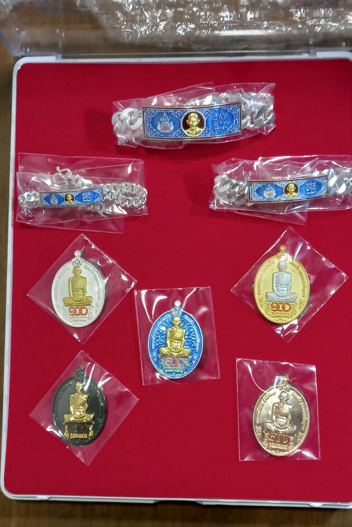 เหรียญหลวงพ่อรวย เลสหลวงพ่อรวย รุ่นรวย100ปี ชุดกรรมการ ยกชุด มีเลสหน้าทองคำแท้ 4฿/2฿/1฿ และเหรียญหน้ากากทองคำแท้ ลงยาฟ้า ราคา 25,000 บาท*ส่งฟรี