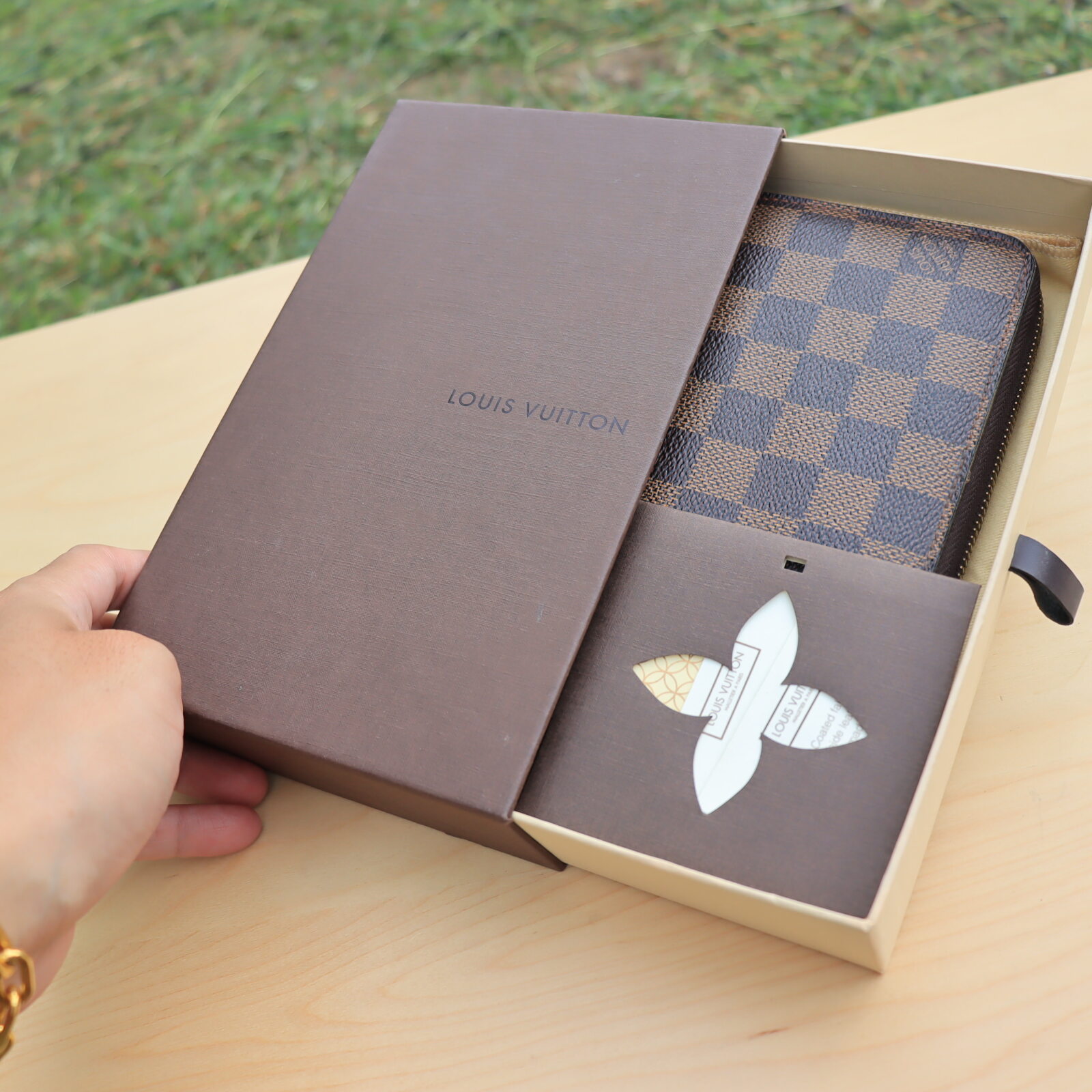 ส่งฟรี กระเป๋าตังค์ใบยาว Louis Vuitton Zippy Wallet Damier Azur USED Authentic แท้การันตรี 💯 ราคา 18,500 บาท*ส่งฟรี