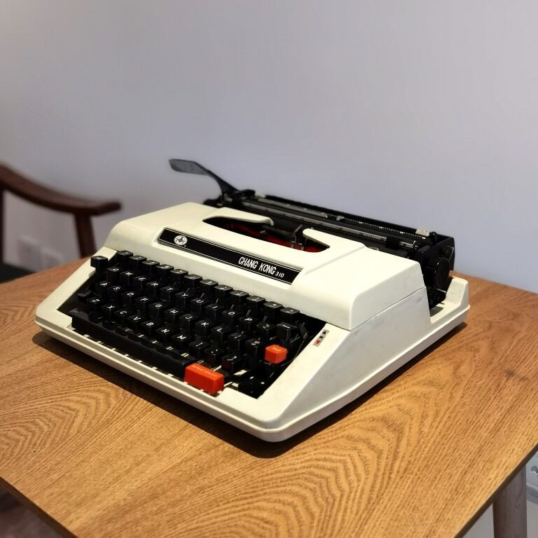 SanDisk | Vintage Functional English Typewriter ราคา 4,461 บาท*ส่งฟรี