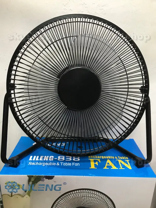ภาพหน้าปกสินค้า10-inch table fan, model Lileng-838, easy to carry, has a built-in rechargeable battery จากร้าน skyshop0304 บน Lazada