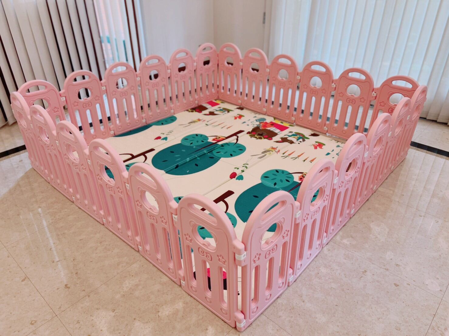 24P พร้อมส่งเคอรี่ คอกเกาหลีสีชมพูพาสเทล คอกกั้นเด็ก Family Size วางเสื่อ6ฟุตได้ 195×195cm.(6×6ฟุต)สีพาสเทสชมพูสวยปลอดภัยวัสดุfood grade มั่นใจได้เพื่อลูกหลานที่คุณรัก🥰พร้อมส่งเคอรี่จ่ายปลายทางจ๊ะ🚀 ราคา 1,365 บาท*ส่งฟรี