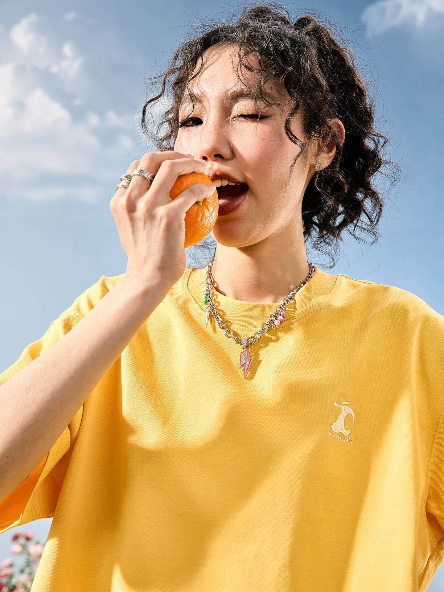 Vintage Apple Embroidered Loose T-Shirt - รูปที่ 1