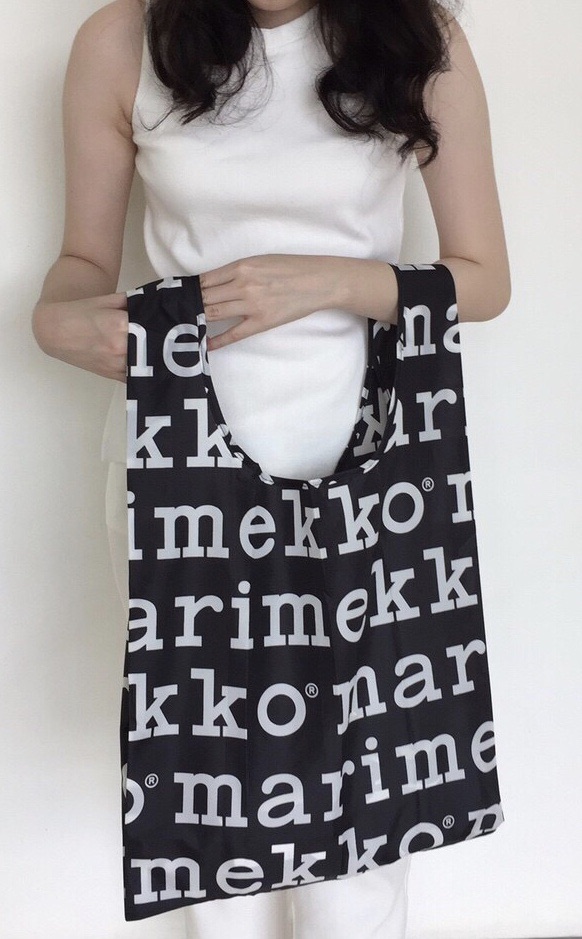 กระเป๋าผ้าร่มพับได้ Marimekko Smartbag - ลายโลโก้ ของแท้ 100%   มีป้ายแท๊ก ส่งฟรี (ถุงผ้า,กระเป๋าผ้าสะพายข้าง,มาริเมกโกะ,ถุงผ้าลดโลกร้อน) |  