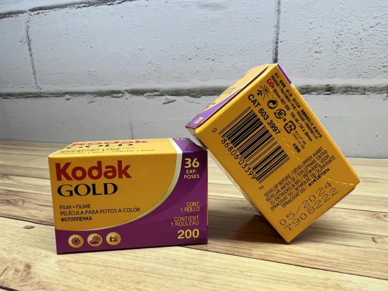 รูปภาพสินค้าแรกของฟิล์มสี Kodak Gold200 / 36รูป หมดอายุ 05/2024( ราคาม้วนละค่ะ)