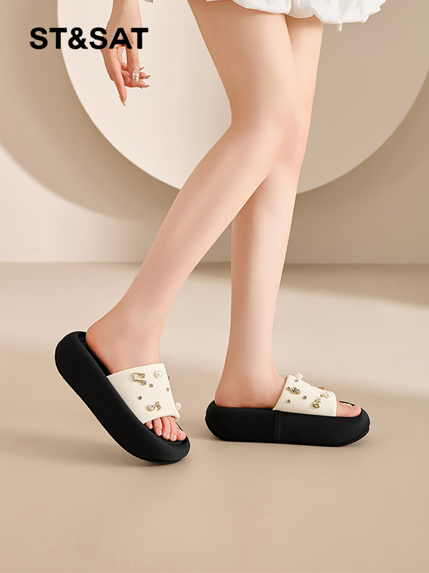 ST&SAT | Elevating Versatile Flat Slipper Sandals ราคา 3,087 บาท*ส่งฟรี