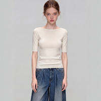 CHOEFULYN | เสื้อยืดทรงสลิมฟิต คอออฟชัลเดอร์ แบบหรูหรา