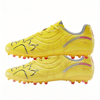 Kelme | รองเท้าฟุตบอลผู้ชายสำหรับใส่เล่นบนหญ้าเทียม
