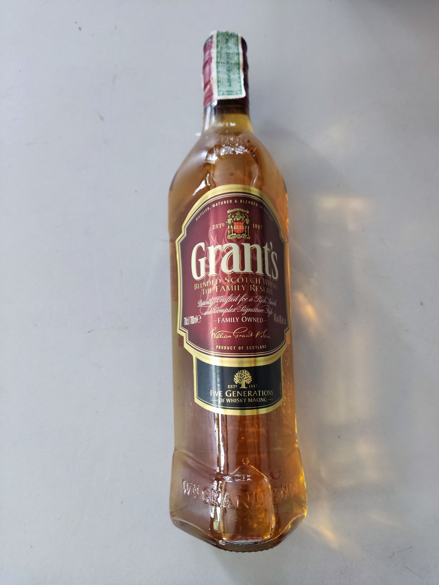 Grant's blended Scotch Whisky ขนาด700ml. เก็บใว้นานชื้อ2ขวดให้แก้ว+ที่รองให้ด้วย