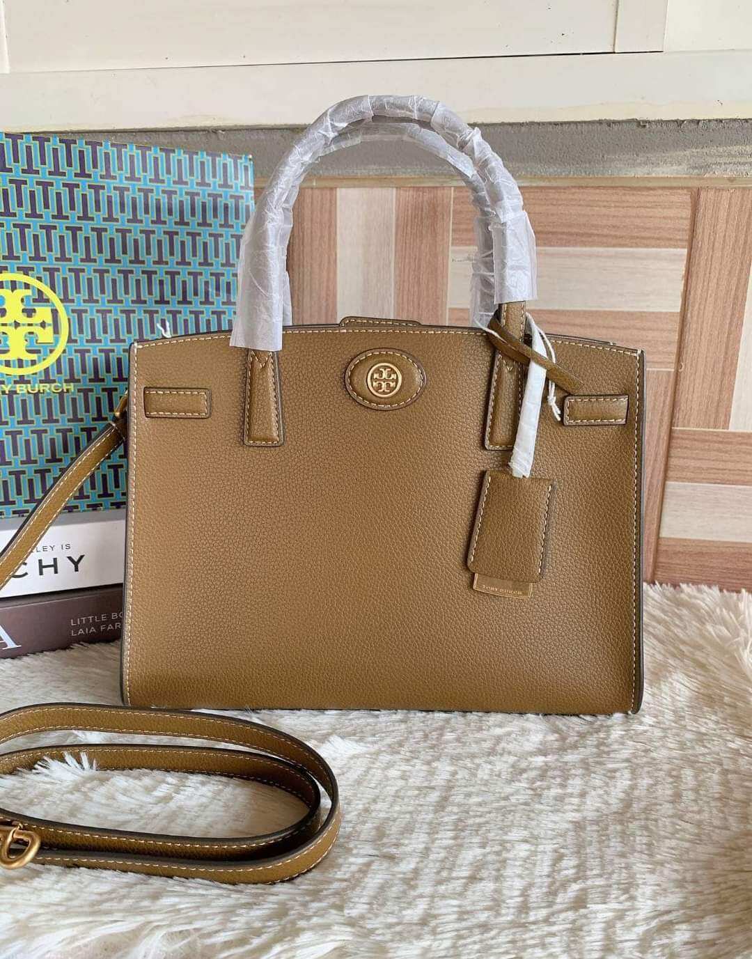 Tory burch Small Robinson Satchel Handbags 143194 Size : H8.5 x L11.1 x  D3.9 ราคา 11,990.- 📦พร้อมส่ง