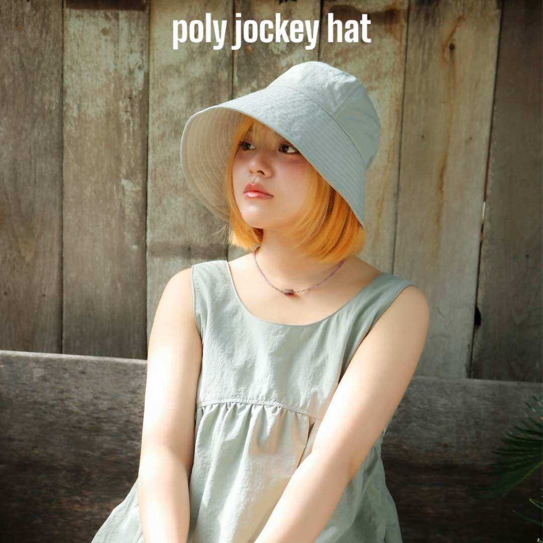 Poly Jockey Hat — หมวกทรงใหม่ ดีไซน์เก๋ ใส่แล้วหน้าดูเล็ก ลุคเรียบแต่มีลูกเล่น ราคา 792 บาท*ส่งฟรี