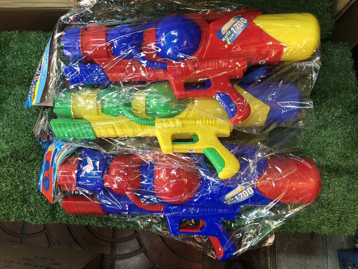 ปืนฉีดน้ำ ปั๊มลม มี4สี ขนาด59 เซนฯ รหัส1700 มีสายสะพาย จุน้ำ1800ml ราคา 283 บาท*ส่งฟรี