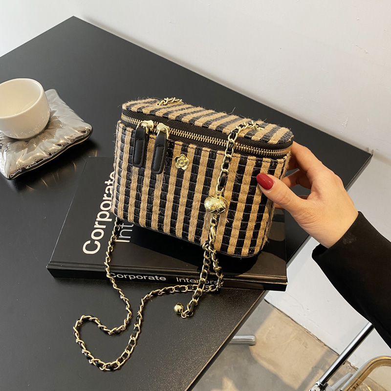 สำหรับฤดูร้อนกระเป๋า2021รุ่นใหม่แฟชั่น Chanel กระเป๋าถักทอสานฟางกล่องกระเป๋าลิปสติกผู้หญิงกระเป๋าสะพายข้างกระเป๋าใบเล็กไหล่ข้างเดี่ยว