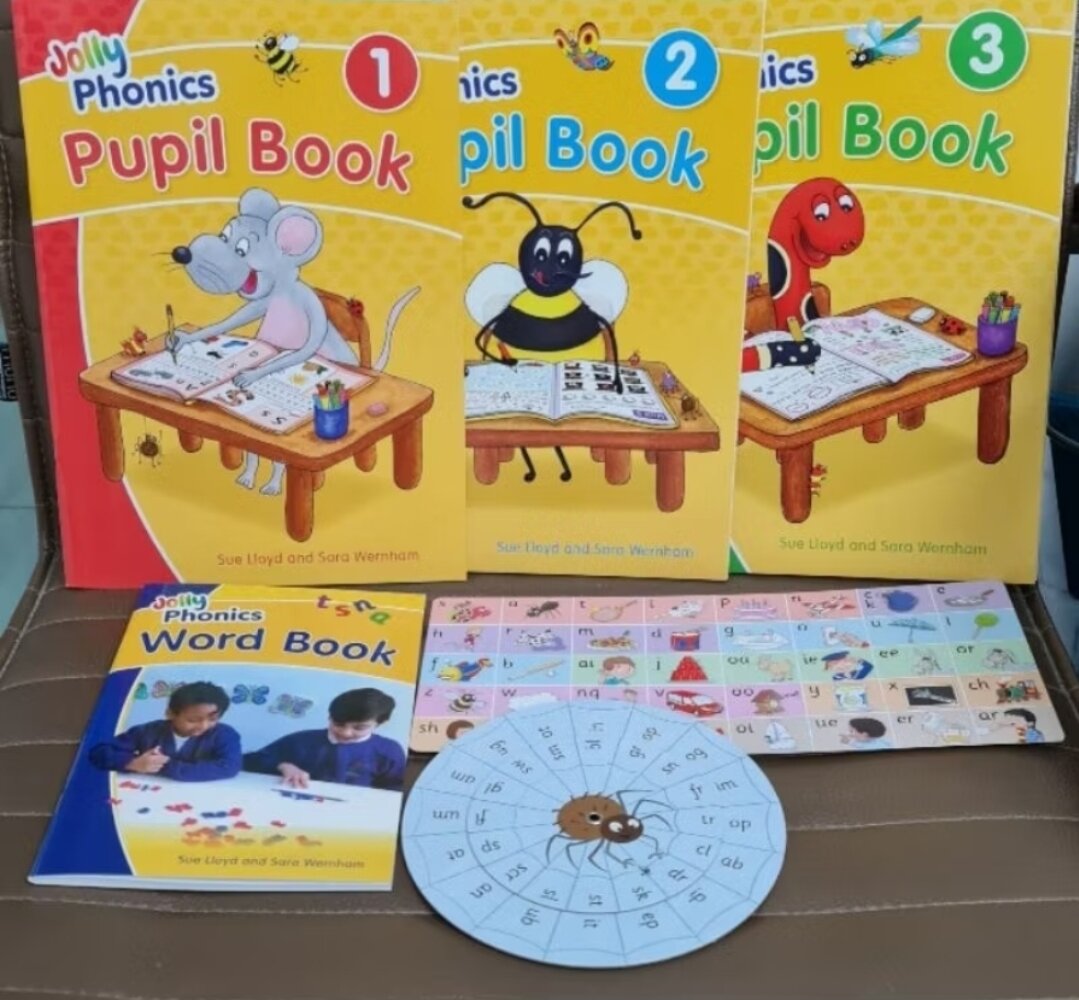 ชุด 6 รายการ เริ่มต้นหัดอ่านสะกดคำ Jolly Phonics books: Songs, pupil1,2,3,strip, Word book, blends wheel ราคา 1,050 บาท*ส่งฟรี