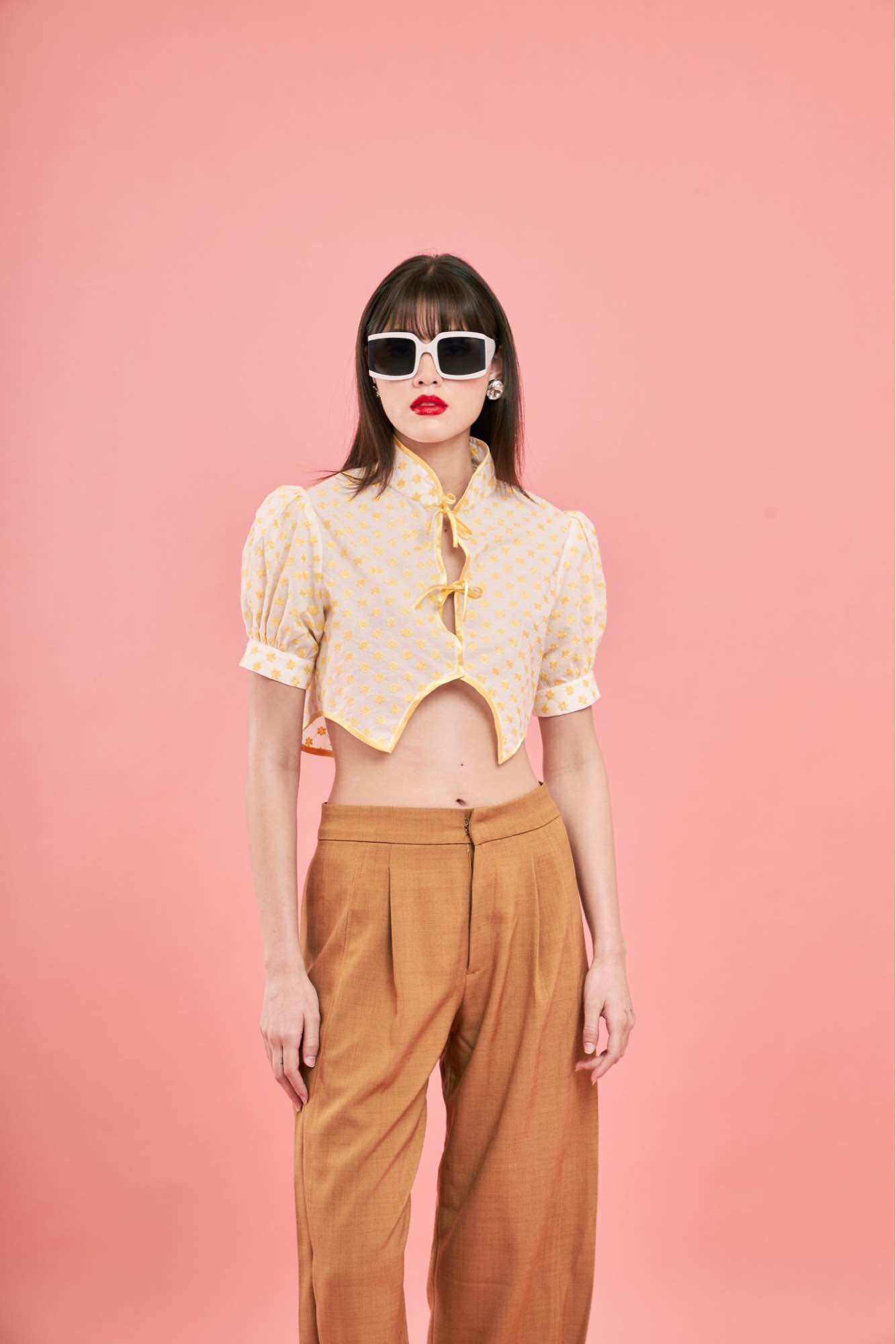 TuTTi Resort 24 Bing Bing cotton top เสื้อคอจีน แขนตุ๊กตา ดีเทลกุ๊นโบว์ สดใส สวมใส่ได้ทั้งเทศกาลตรุษจีน และโอกาสอืนๆ เสื้อสตรี เสื้อตรุษจีน ราคา 1,890 บาท*ส่งฟรี