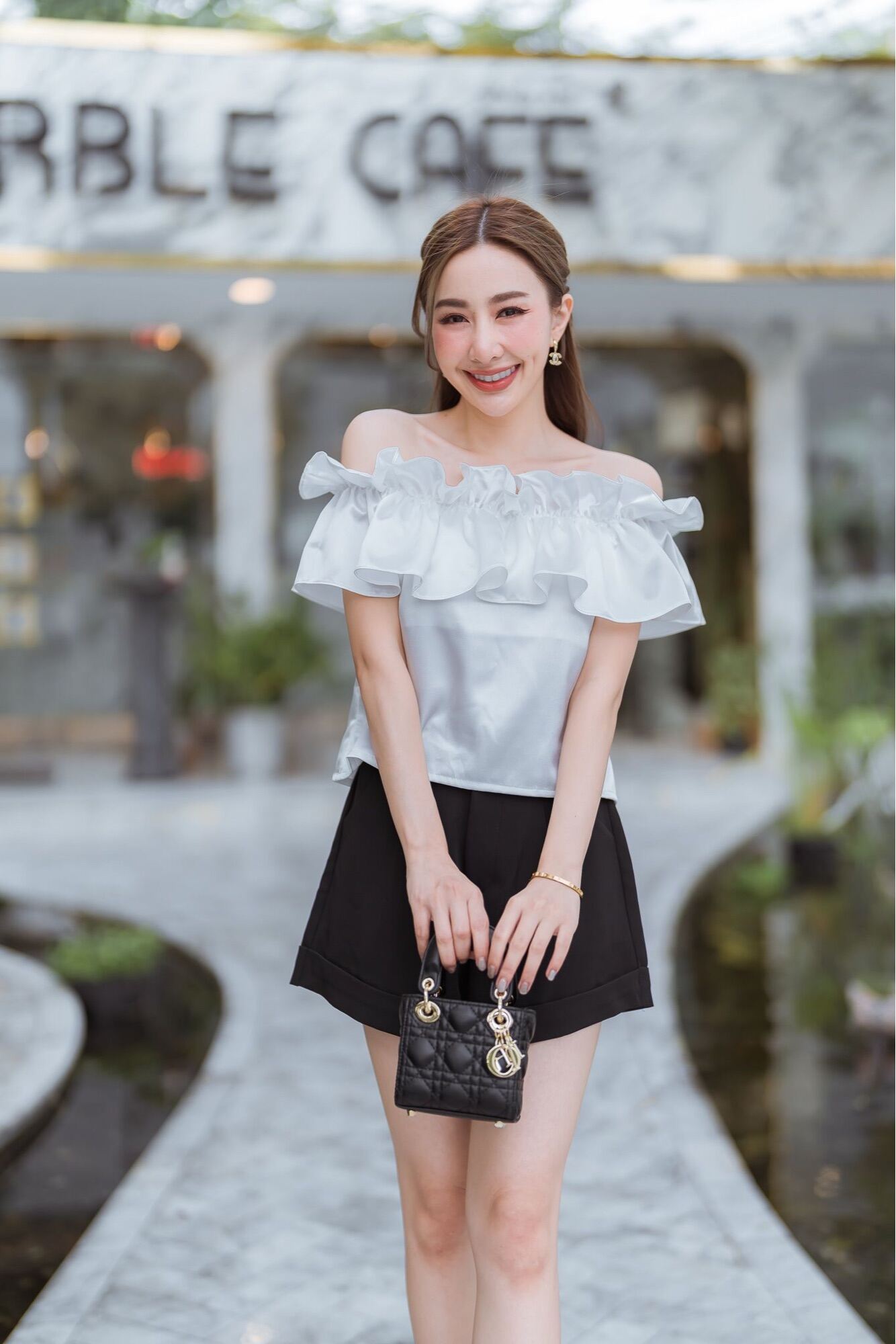 Jenlip Fluffy Top(Satin)เสื้อเปิดไหล่ระบายรอบอก ผ้าซาตินเล่นแสง วิบวับ