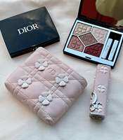 DIOR Diorshow 5 Couleurs Fall 2026 Limited Edition พาเลทอายแชโดว์ 5 เฉดสีรุ่นลิมิเต็ดจาก Dior ที่ได้แรงบันดาลใจจาก Four-Leaf Clover สัญลักษณ์แห่งโชคดีของ พร้อมกระเป๋าดีไซน์เข้าคู่กันแต่ละเฉดสี สวยทั้งสำหรับแต่งตาและสะสม