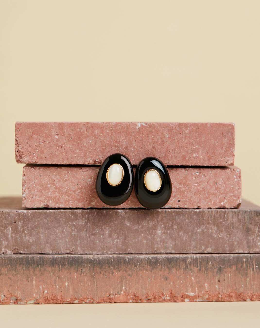 Vetiver Pearl Cabochon Cut of Modern Black Onyx Earrings, Black Onyx Earrings, Teardrop Cut, Size Fits the Ear, in the Middle Is a Pearl Shell, White, Shiny, 925 Sterling Silver Body, Plated with 18K Gold, Fast Delivery. ราคา 2,900 บาท*ส่งฟรี